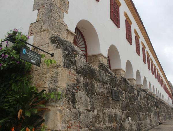 Gran parte del Museo Naval y el Claustro de Los Jesuitas fueron edificados sobre las Murallas de Cartagena.