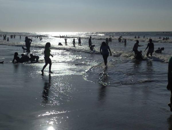 Miles de turistas, la mayoría colombianos, disfrutan por estos días sol y mar en Cartagena de Indias, en medio de la pandemia.