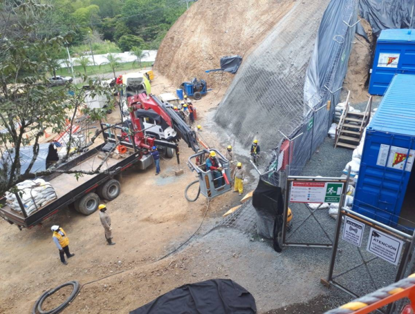 Funcionarios y operarios de Emcali, en los trabajos.