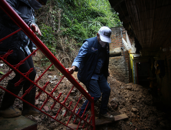 Las fuertes lluvias provocaron decenas de emergencias en varias vías de la ciudad. Las principales emergencias se presentan en los sectores de ladera, siendo Siloé, Terrón Colorado, Los Chorros y Las Minas, por lo que el Alcalde de Cali creó albergues para los ciudadanos que estén en riesgo.