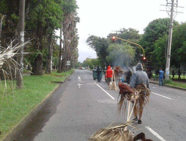 Protesta frente a la universidad del Valle