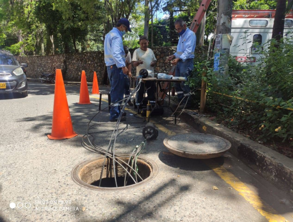 Trabajadores de Emcali realizando reparaciones al sur de la ciudad.