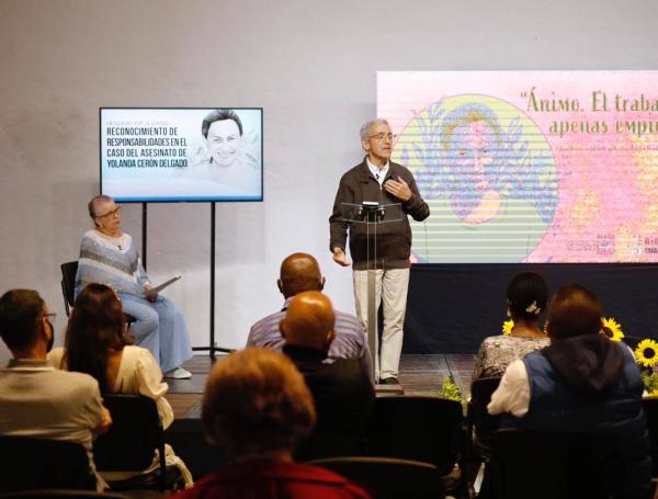 El padre Francisco de Roux en el acto de perdón por la muerte de Yolanda Cerón.