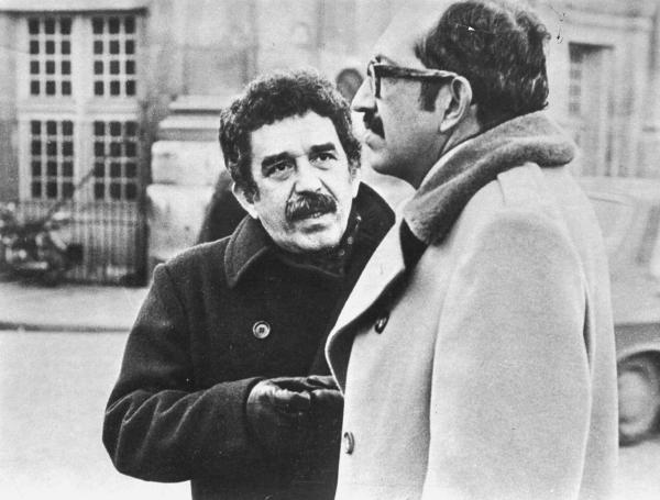 Plinio Mendoza con su amigo Gabo en sus años de residencia en Europa.