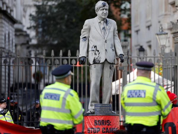 Greenpeace llena de petróleo estatua de Boris Johnson como protesta