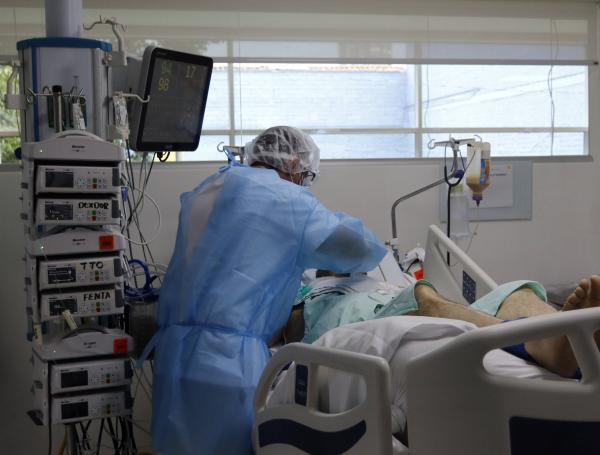 Atención UCI para pacientes Covid en la Clínica CES de Medellín.