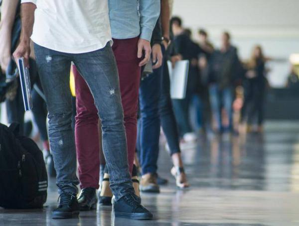 Desempleo en Colombia bajó en octubre, pero no alcanza niveles prepandemia.