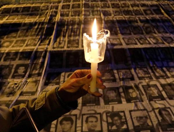 La autora también quiere rendir con este libro un homenaje a la memoria de las víctimas asesinadas.