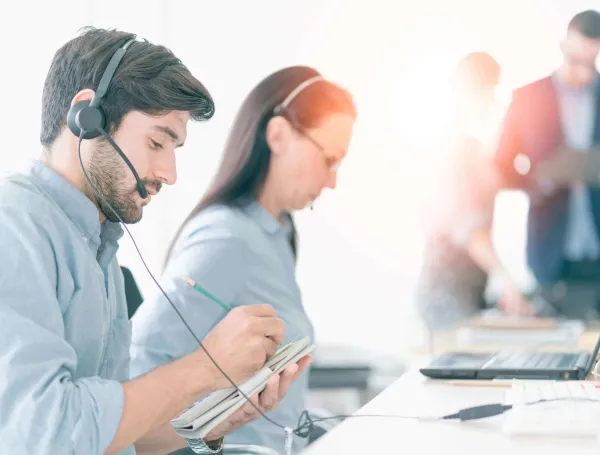 Juzgado de Medellín ordenó reintegrar a trabajadora de call center tras ser despedida por hacer colecta para un compañero enfermo: 'Una falta grave'