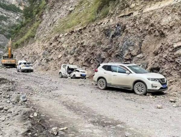 Carros con daños por los deslizamientos generados después del terremoto en China.