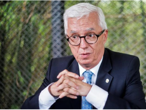 El senador public?? la c??dula del candidato presidencial Gustavo Petro.