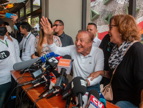 Rodolfo Hernández visitó el Gran Malecón de Barranquilla en el marco de su campaña presidencial para la segunda vuelta, la cual será este 19 de junio del año en curso. Su esposa Socorro Oliveros lo acompañó.