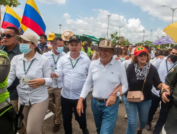 Rodolfo Hernández visitó el Gran Malecón de Barranquilla en el marco de su campaña presidencial para la segunda vuelta, la cual será este 19 de junio del año en curso. Su esposa Socorro Oliveros lo acompañó.