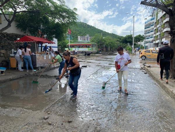 Santa Marta recibe turistas con calles llenas de aguas residuales