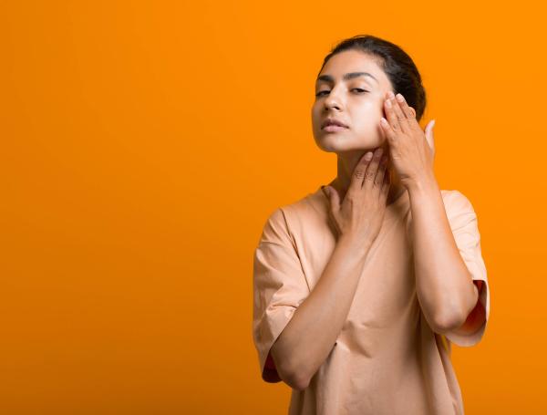 Con ejercicios de yoga facial puede tonificar la piel del rostro.