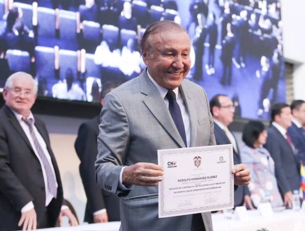 El ex candidato presidencial recibió credencial de senador de la República.