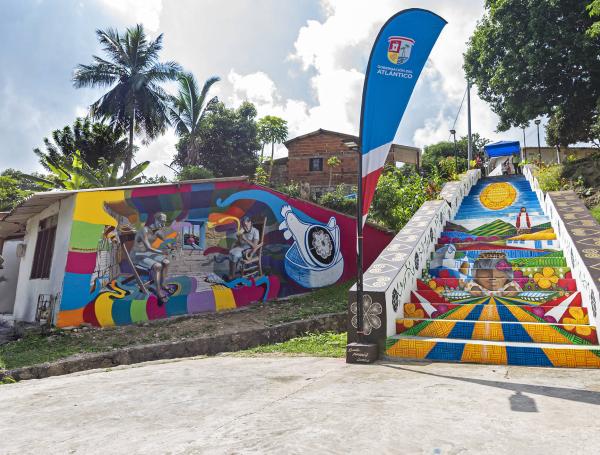 Danilo Jiménez y Edwin Solano son los artistas detrás de 8 murales como ell de las escaleras.
