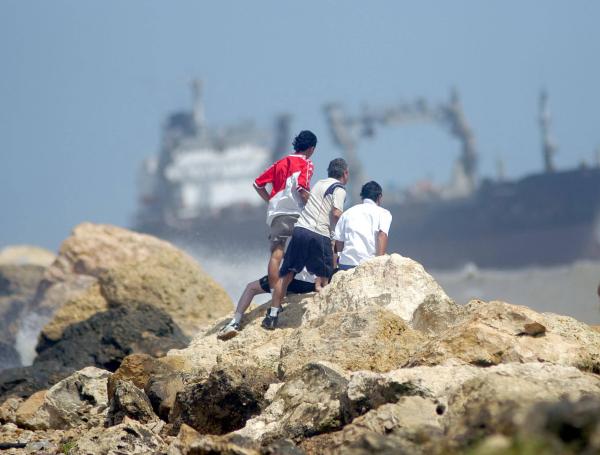 El ingreso de los buques por Bocas de Ceniza es una escena que cautiva a los barranquilleros.