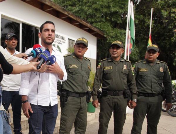 El senador Álex Flórez en momentos en los que ofreció disculpas a los tres policías que descalificó y agredió en Cartagena.