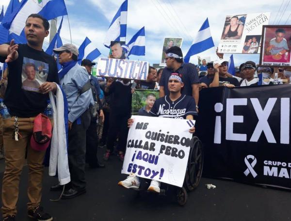 Días después de que salió del hospital, Enoc López asistió a una protesta en silla de ruedas.