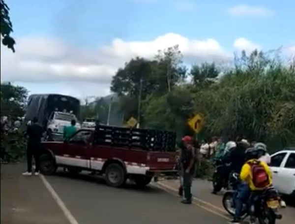 Habitantes de El Palmar adelantan bloqueo.