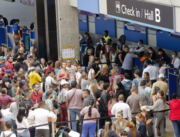 Situación actual de los pasajeros de Viva Air en el aeropuerto José María Córdova en Rionegro, durante el segundo día de la suspensión de operaciones.