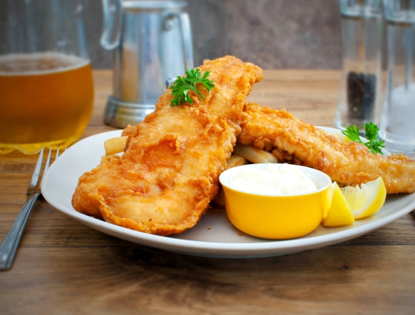 El truco que usan los cocineros para un pescado apanado más crocante: cambiar la harina por cerveza