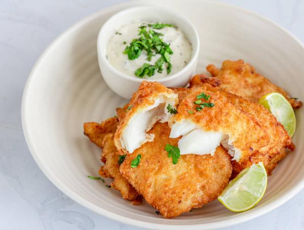 El truco que usan los cocineros para un pescado apanado más crocante: cambiar la harina por cerveza