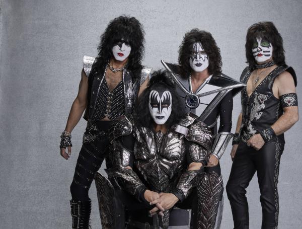 Paul Stanley (izquierda) tiene 71 años y estará con su banda dando