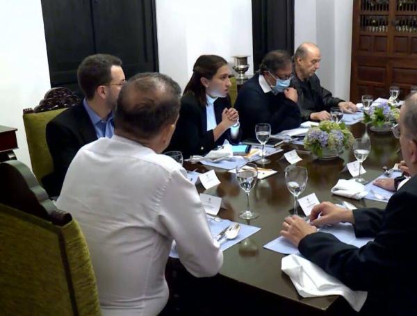 Colombianos confían en las empresas y no en el Gobierno, según encuesta