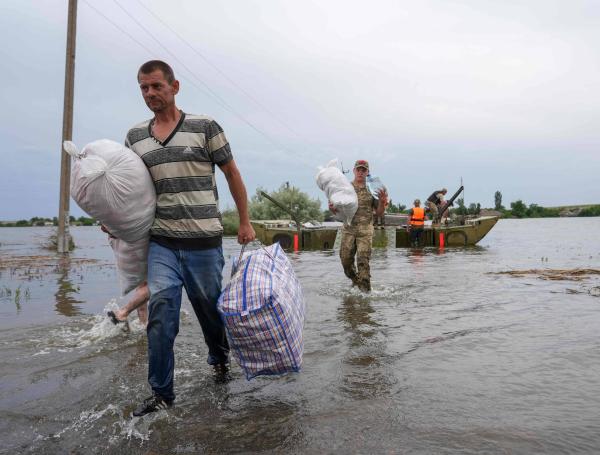 Evacuación de un área inundada en Afanasiyivka tras los daños sufridos en la represa de la central hidroeléctrica de Kakhovka.