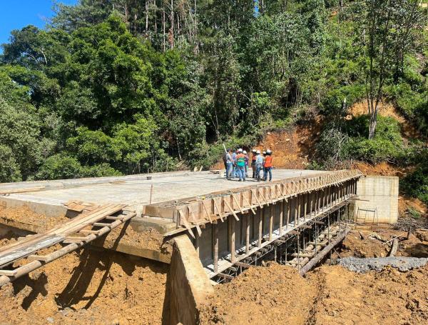 Construcción del puente sobre el Río Ortegas, vereda Seguengue en El Tambo, Cauca.