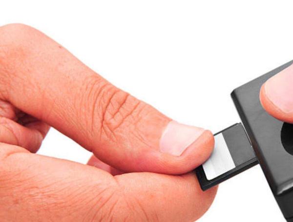 Memoria USB conectada a un portátil