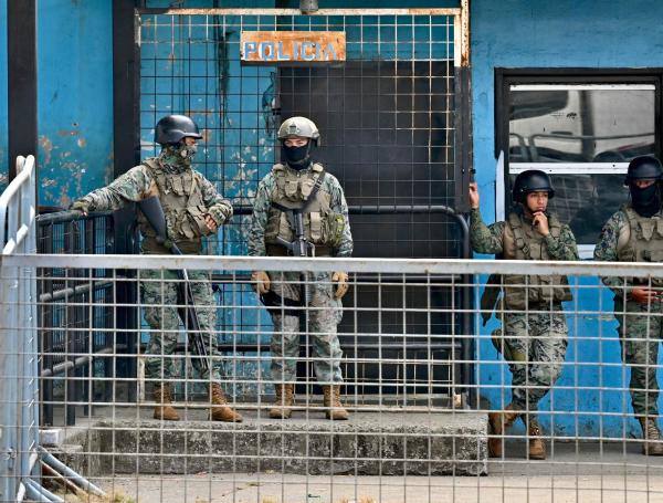 Militares custodian el exterior de la cárcel Guayas 1 tras una pelea entre bandas rivales.