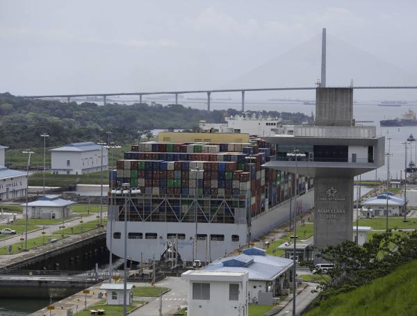 Buque portacontenedores transita por el Canal de Panamá.