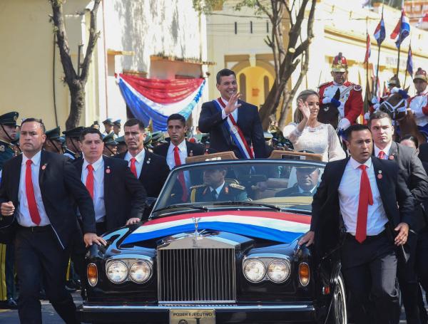 El nuevo Presidente de Paraguay, Santiago Peña (izq.), con su esposa, Leticia Ocampos.