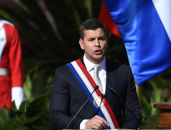 El nuevo presidente de Paraguay, Santiago Peña, pronuncia su discurso durante su toma de posesión en la explanada del Palacio Presidencial de López, en Asunción.