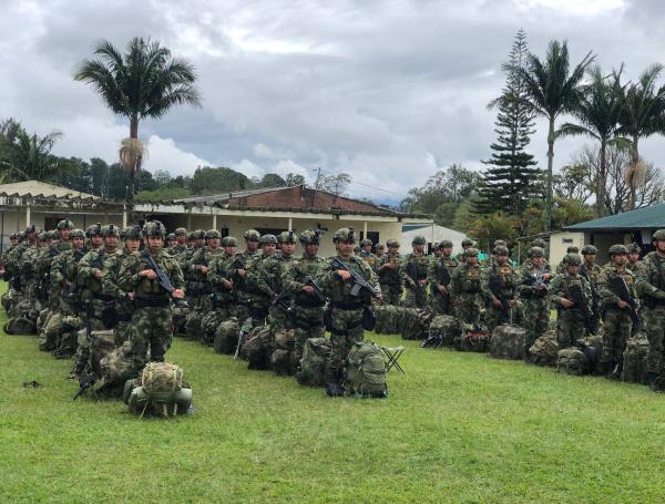 Más de 100 uniformados del Ejército Nacional, previo a su salida hacia El Plateado, Cauca.