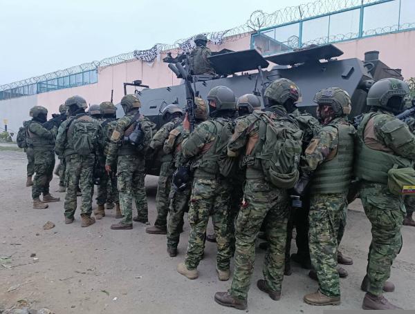 Prisión penitenciaria Litoral durante una operación policial en Guayaquil, Ecuador.