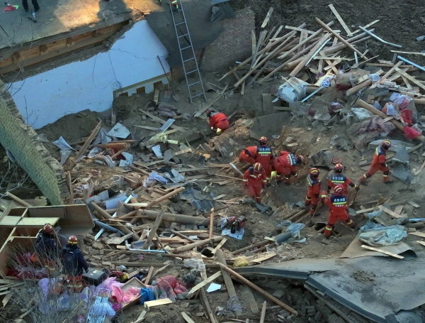 Rescatistas buscando sobrevivientes del terremoto