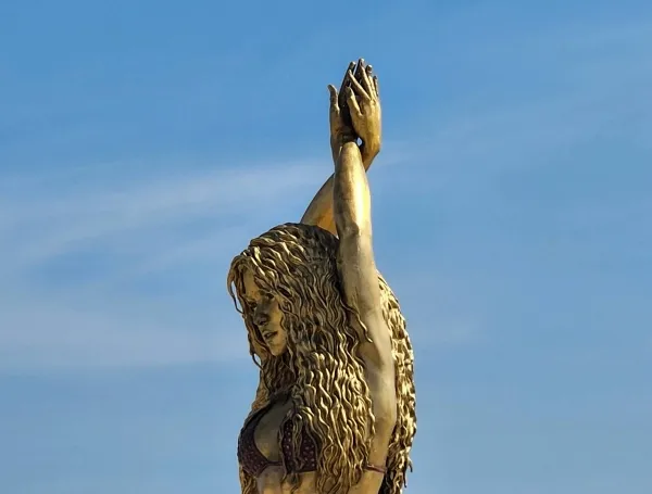 La alcaldía de Barranquilla, en las manos del maestro Yino Márquez y el alcalde Jaime Pumarejo, desvelaron la estatua en honor a Shakira en presencia de sus padres, William Mebarak y Nidia Ripoll, esto en la mañana del 26 de diciembre en una ceremonia sin medios de comunicación. En horas de la tarde, ya la estatua quedó a disposición de visitantes en el Gran Malecón del Rio, sin embargo, aún no está el lugar totalmente abierto al público.