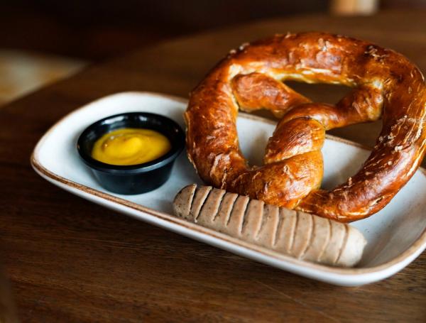 El lugar ofrece la oportunidad de enamorarse del pretzel y las salchichas alemanas.