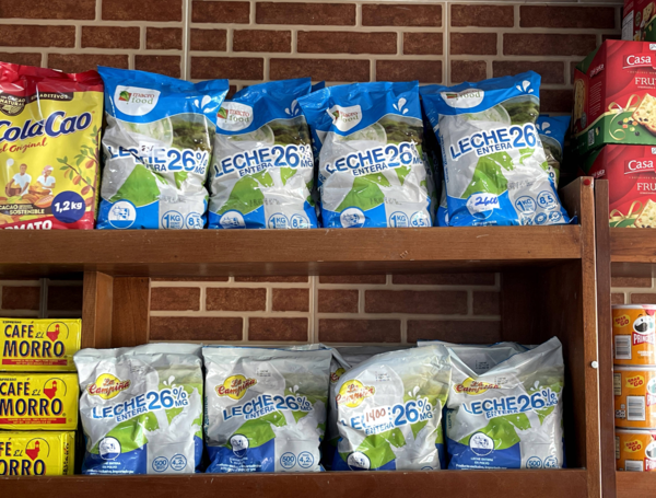 Paquetes de leche en polvo para la venta en La Habana (Cuba).