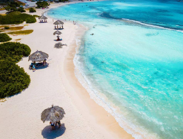 La playa más linda del Caribe para nadar, snorkel en un arrecife de colores, kayak en medio de manglares y otras experiencias imperdibles de Aruba