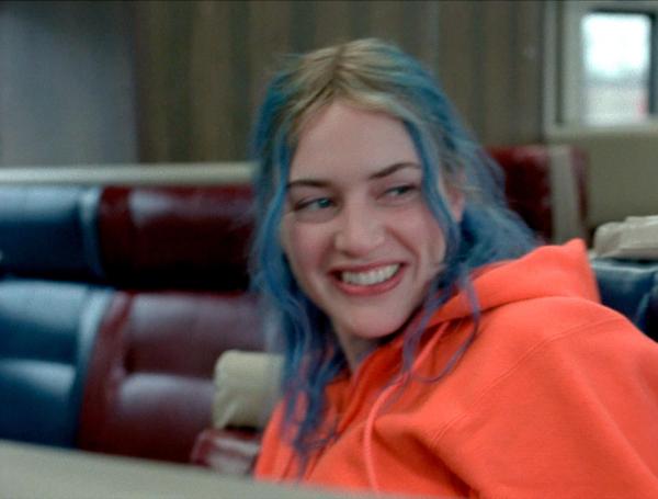 Acaba de estrenar la serie The Regime en MAX, donde tiene tiempo para burlarse también del poder y la política.