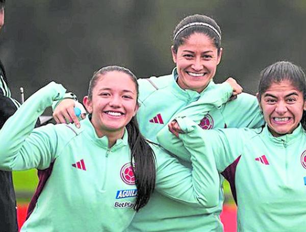 Sandra Sepúlveda (centro), con María Camila Reyes (izq.) y Catalina Usme (der.).