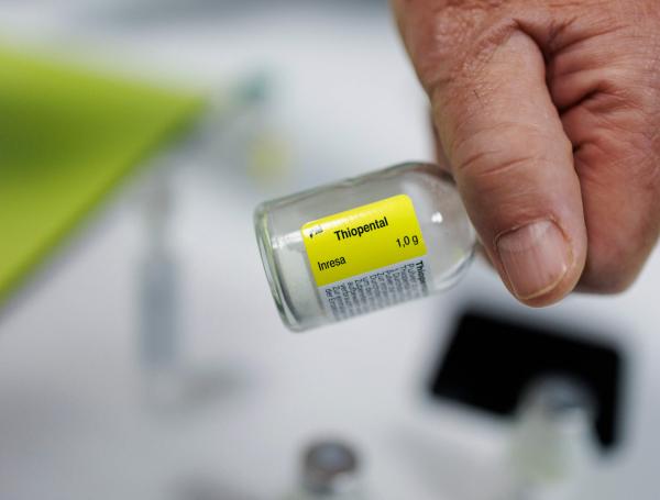 Un médico sostiene un vial de "tiopental", un barbitúrico que se utiliza en la práctica de la eutanasia.