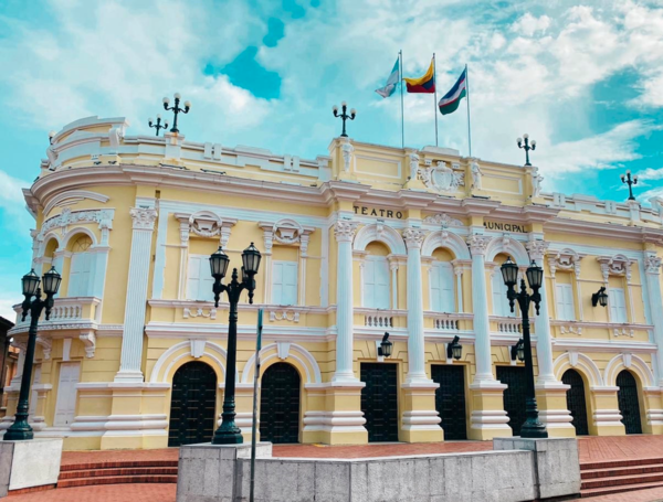 Con su poderoso color amarillo, el teatro está listo para una gran renovación. FOTO: Teatro Municipal Enrique Buenaventura.