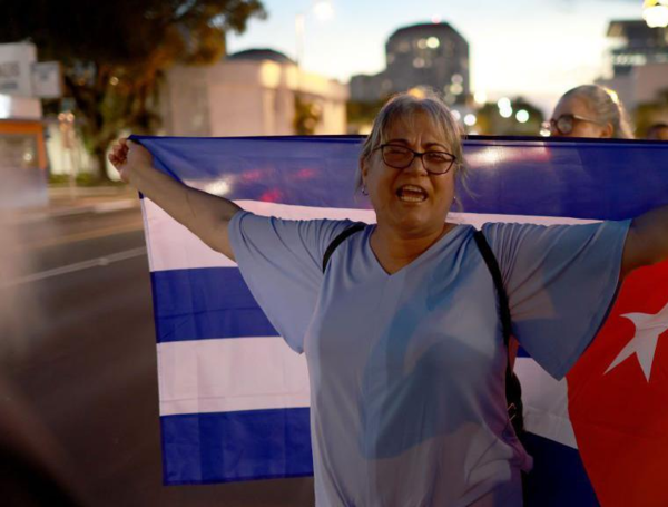 Varios cubanoamericanos en Miami apoyaron con banderas a los manifestantes en Cuba.