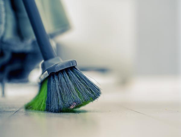 La escoba está relacionada con varias supersticiones.